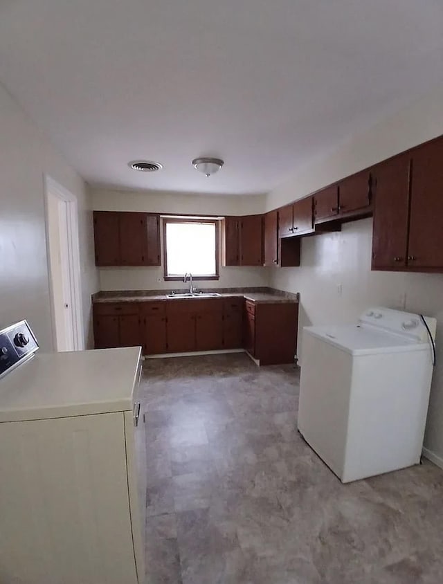 4005 Sewanee Rd, Memphis, TN 38109 - washroom featuring a sink and washer and clothes dryer