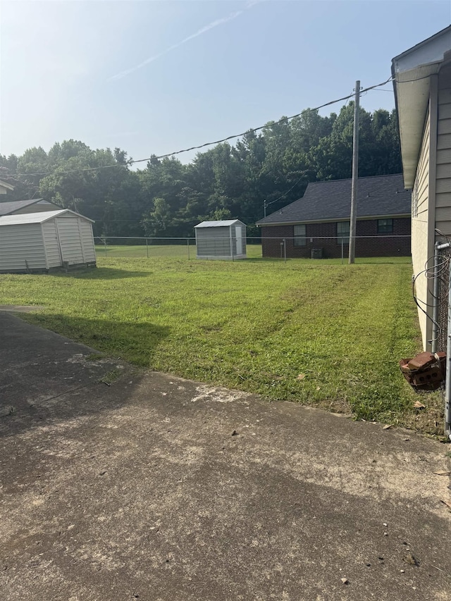 4005 Sewanee Rd, Memphis, TN 38109 - view of yard with a shed