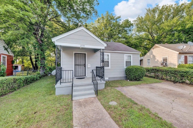 2154 N Hubert Cir, Memphis, TN 38108 - view of front of house with a porch