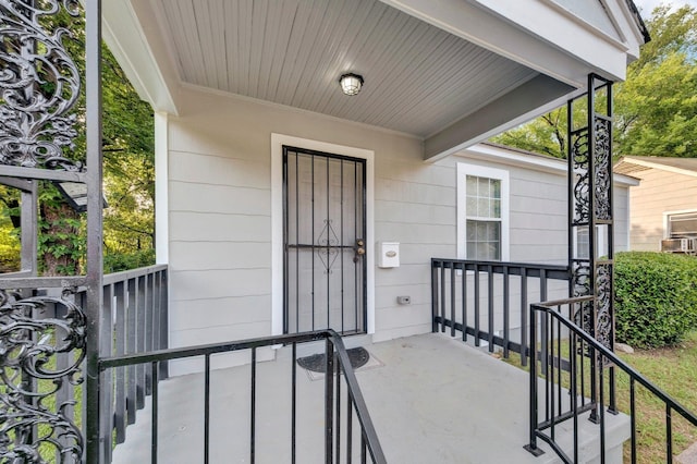 2154 N Hubert Cir, Memphis, TN 38108 - property entrance featuring covered porch