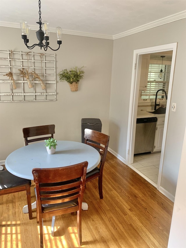 2526 Currywood Cv, Germantown, TN 38138 - dining space featuring crown molding, light wood-style floors, and a chandelier