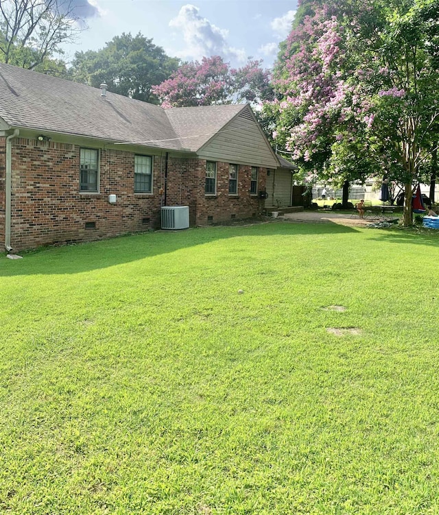 2526 Currywood Cv, Germantown, TN 38138 - back of house with crawl space, roof with shingles, brick siding, and a lawn