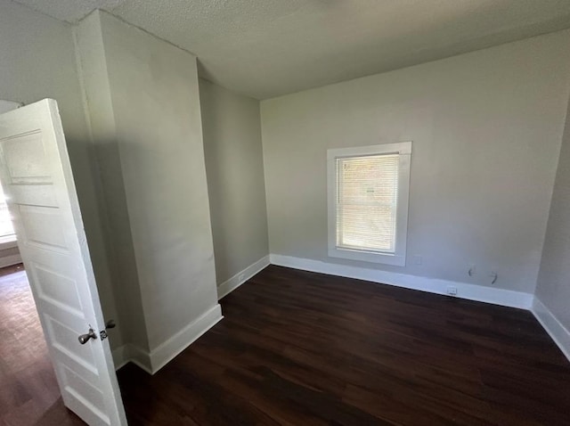 962 Leon Pl, Memphis, TN 38107 - unfurnished room featuring dark wood-style floors and a textured ceiling