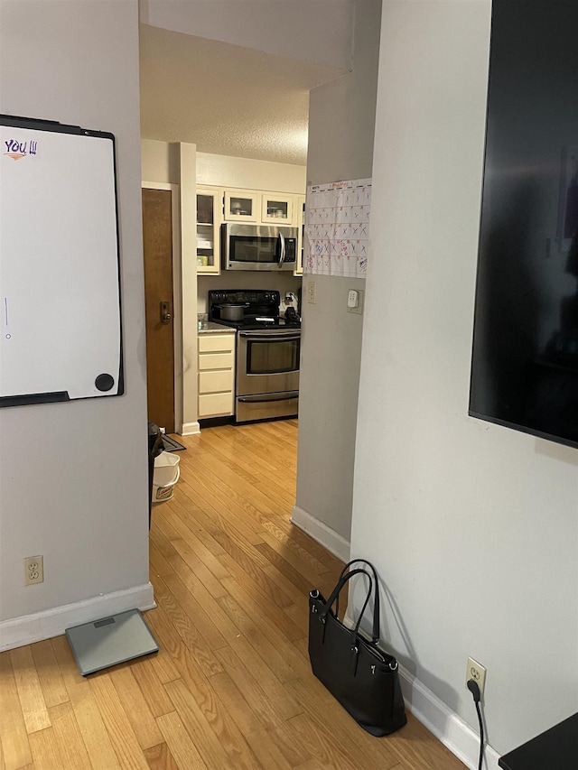 109 N Main St Unit 1202, Memphis, TN 38103 - corridor with light wood-style flooring and baseboards