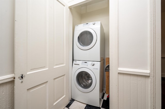 378 Mulberry St, Memphis, TN 38103 - laundry room featuring estacked washer and dryer