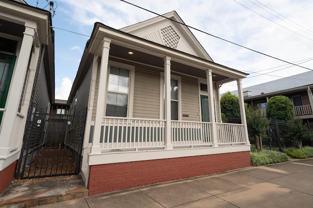 378 Mulberry St, Memphis, TN 38103 - shotgun-style home with a porch