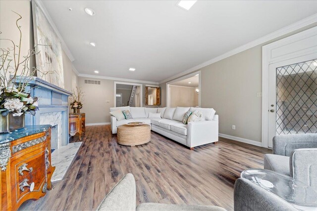 4654 Hemlock Ln, Memphis, TN 38117 - living room featuring crown molding, wood finished floors, and recessed lighting