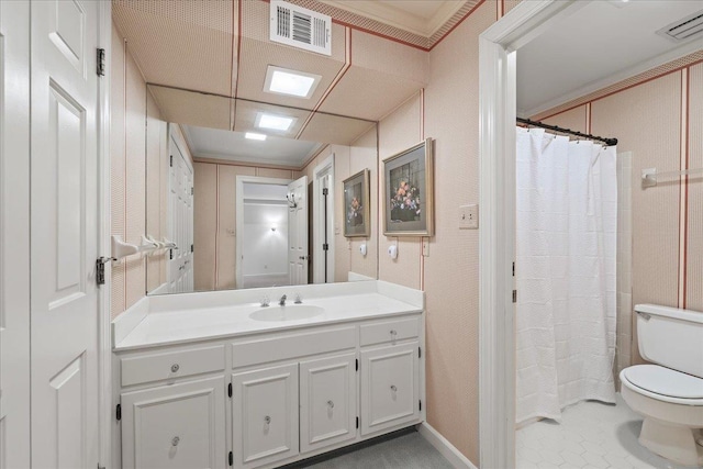 4654 Hemlock Ln, Memphis, TN 38117 - bathroom with vanity and curtained shower