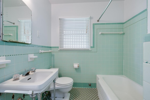 5208 Gwynne Rd, Memphis, TN 38117 - full bath with tile walls and a wainscoted wall