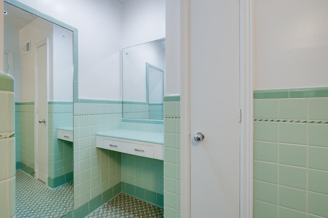 5208 Gwynne Rd, Memphis, TN 38117 - bathroom featuring tile walls, wainscoting, and tile patterned flooring