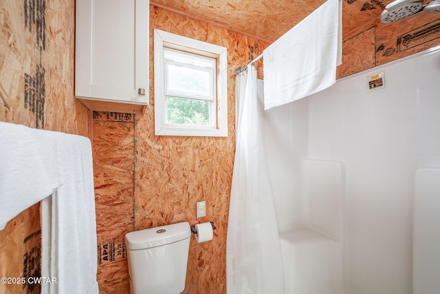 571 Todd Ray Cv, Henderson, TN 38340 - bathroom featuring a shower with shower curtain and toilet