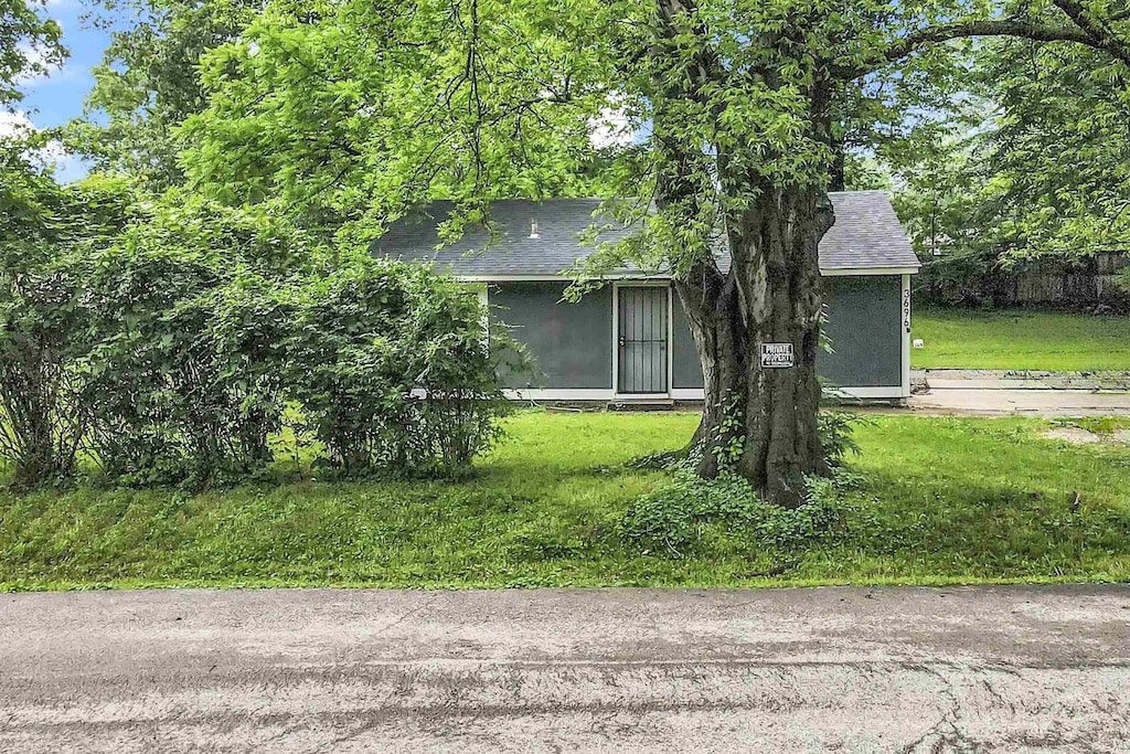 3696 Randolph St, Memphis, TN 38127 - view of front facade featuring a shingled roof and a front yard