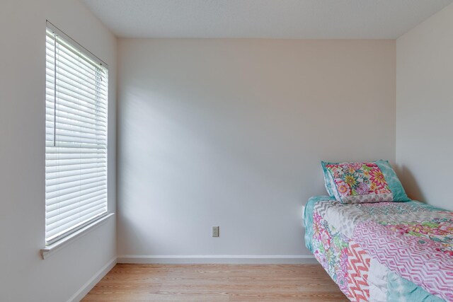 992 Zenith Cv N, Unicorp/Memphis, TN 38018 - bedroom featuring light wood-type flooring and multiple windows