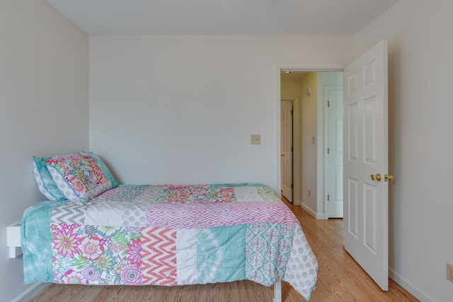 992 Zenith Cv N, Unicorp/Memphis, TN 38018 - bedroom featuring wood finished floors and baseboards