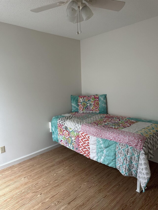 992 Zenith Cv N, Unicorp/Memphis, TN 38018 - bedroom featuring wood finished floors and a ceiling fan