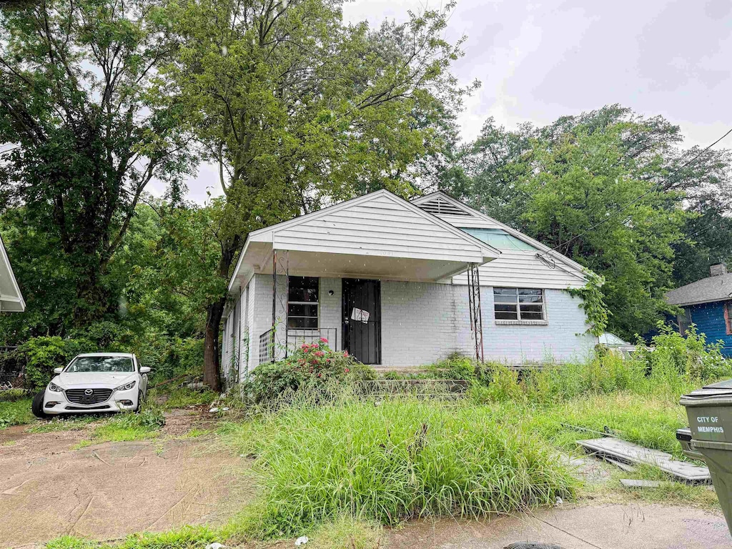 1041 Palmetto Ave, Memphis, TN 38107 - bungalow-style house with a porch and brick siding