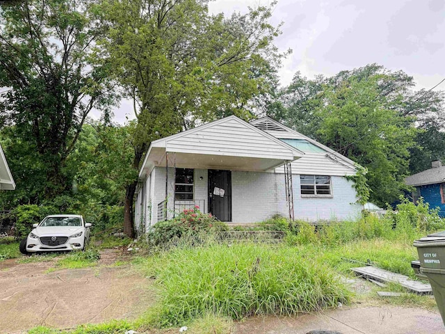 1041 Palmetto Ave, Memphis, TN 38107 - bungalow-style house with a porch and brick siding