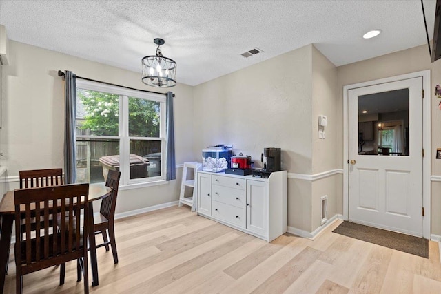3077 Stonecrest Cir E, Lakeland, TN 38002 - dining space featuring light wood-style floors, a chandelier, and a textured ceiling