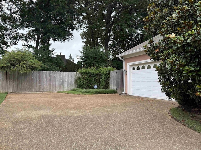 7598 Fairway Forest Dr E, Memphis, TN 38016 - view of yard featuring driveway