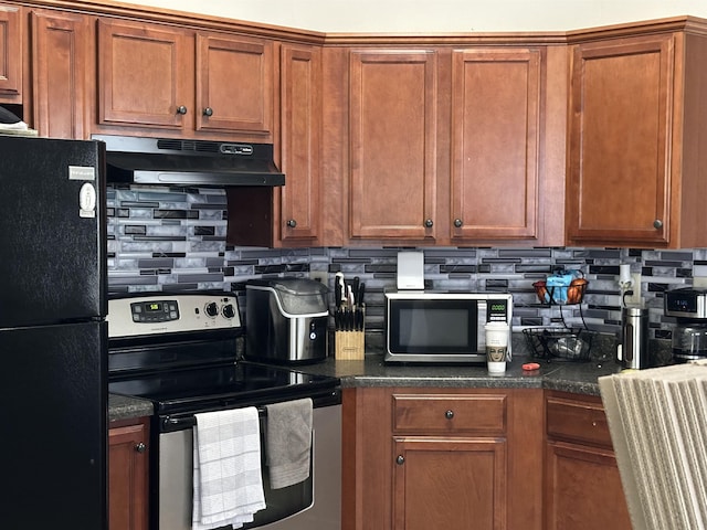 1582 Wynne Grove Dr, Cordova, TN 38016 - kitchen featuring stainless steel appliances, under cabinet range hood, tasteful backsplash, and dark countertops