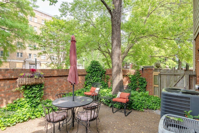 1501 Granville Ln, Memphis, TN 38104 - fenced backyard with a patio area