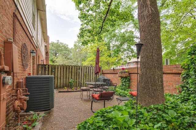 1501 Granville Ln, Memphis, TN 38104 - fenced backyard featuring a patio