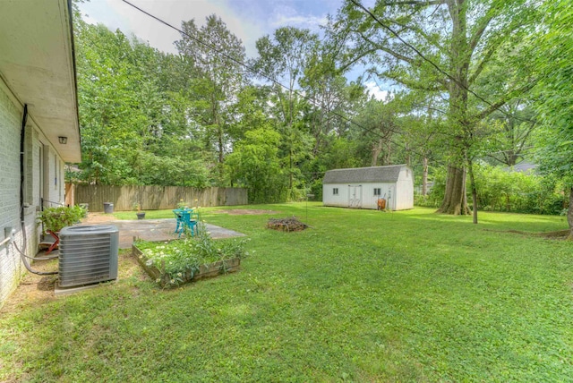 4427 Quince Rd, Memphis, TN 38117 - fenced backyard with a storage shed and a patio area