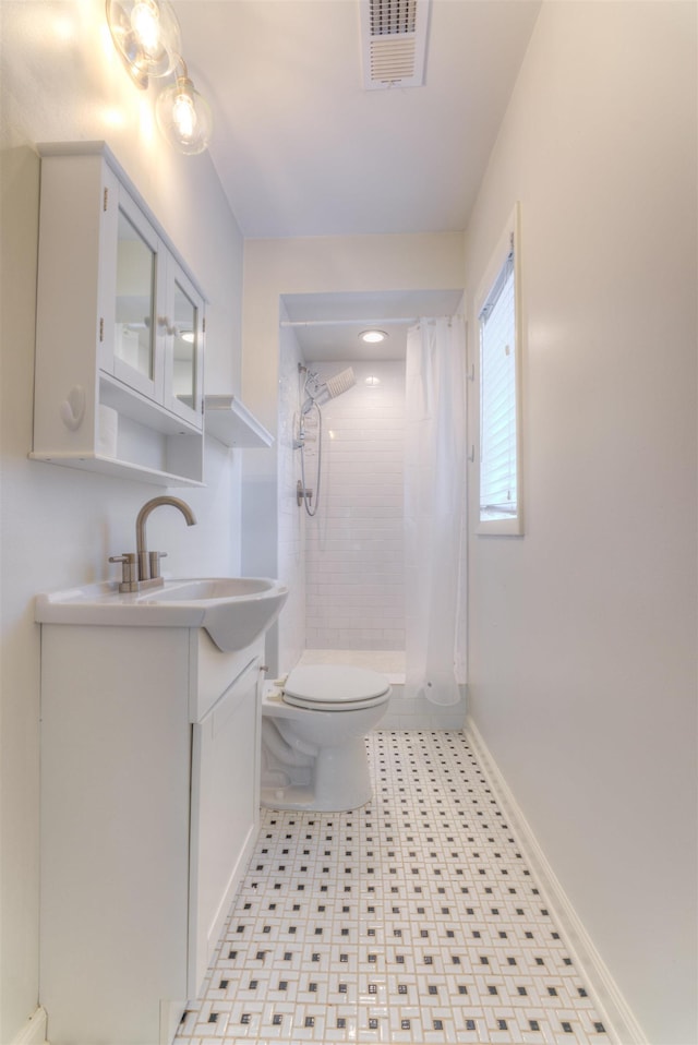 4427 Quince Rd, Memphis, TN 38117 - bathroom with a tile shower and vanity