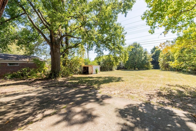 1539 Eason Ave, Memphis, TN 38116 - view of grassy yard featuring a shed