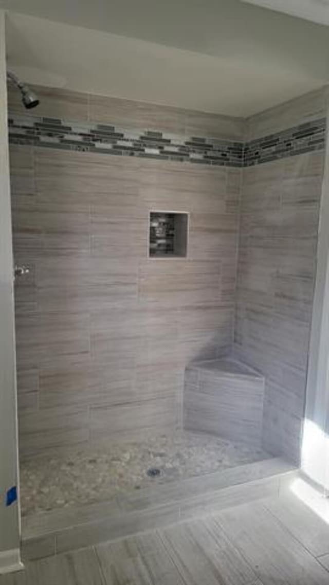 3499 Rockwood Ave, Memphis, TN 38122 - bathroom with tiled shower