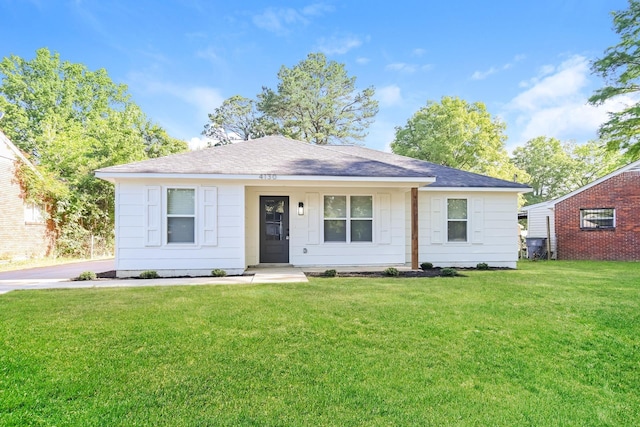 4130 Cottonwood Rd, Memphis, TN 38118 - view of front of home featuring a front lawn and roof with shingles