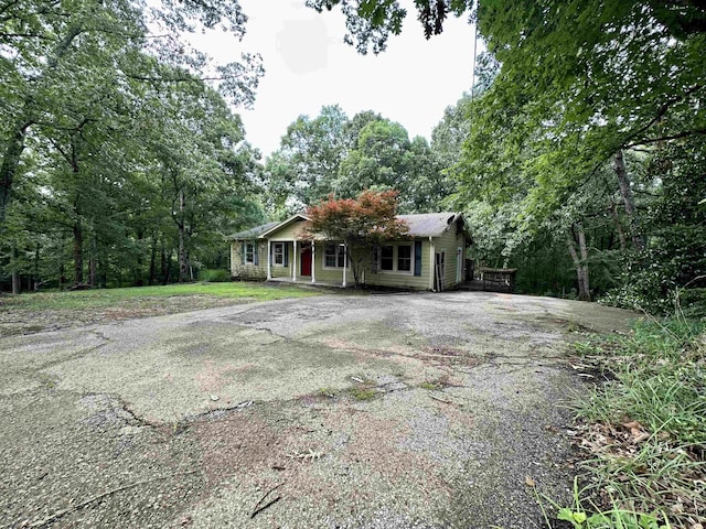1790 Country Club Rd, Somerville, TN 38068 - view of front of house featuring a porch and asphalt driveway