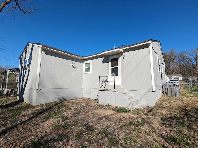 4499 Range Line Rd, Memphis, TN 38127 - rear view of property featuring crawl space