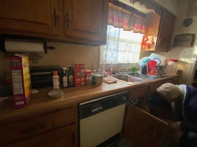 4643 E Renshaw Dr, Memphis, TN 38122 - kitchen with dishwasher and light countertops