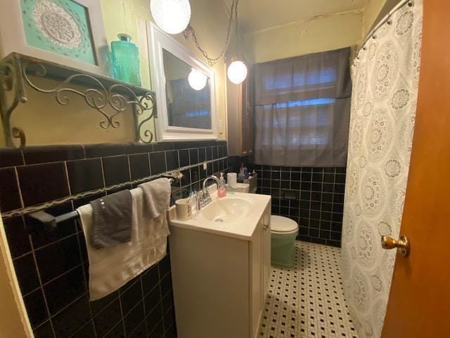 4643 E Renshaw Dr, Memphis, TN 38122 - bathroom featuring tile walls, vanity, curtained shower, and a wainscoted wall