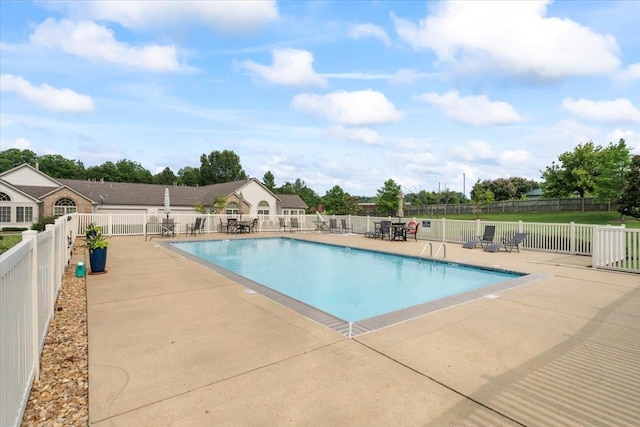 8897 Parkview Oaks Cir, Olive Branch, MS 38654 - community pool with a patio area