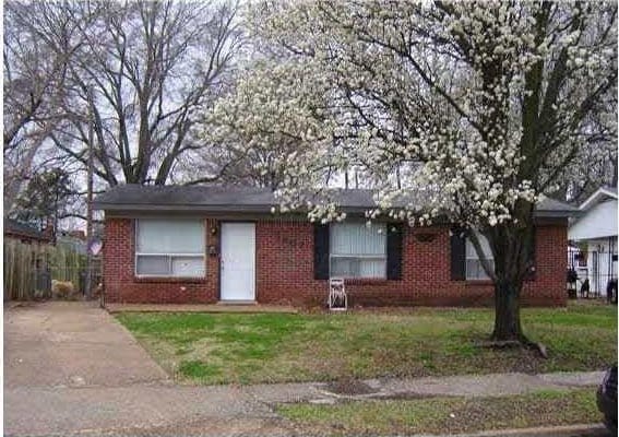 1467 Weymouth St, Memphis, TN 38108 - ranch-style home featuring brick siding and concrete driveway