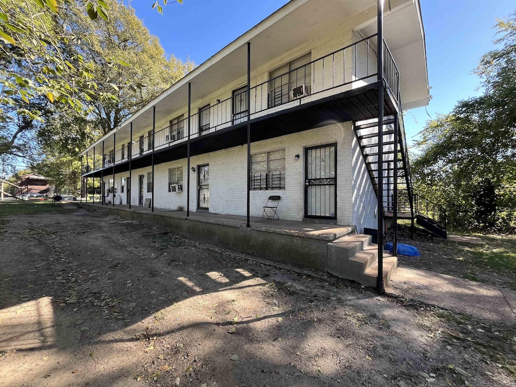 1025 S Wellington St, Memphis, TN 38126 - view of property with stairway