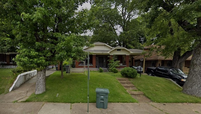 898 S Parkway Ave E, Memphis, TN 38106 - bungalow featuring a front yard, covered porch, and brick siding