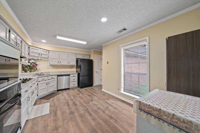 3889 Oak Trace Cv, Bartlett, TN 38135 - kitchen featuring black appliances, a textured ceiling, ornamental molding, light wood-style flooring, and recessed lighting