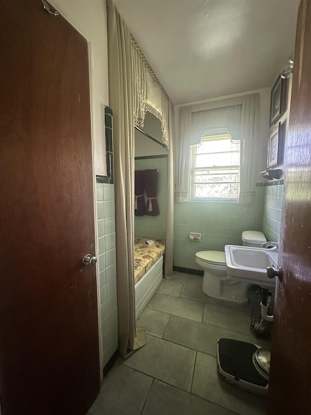 1407 Worthington St, Memphis, TN 38114 - full bathroom featuring tile patterned flooring, tile walls, and a bathtub