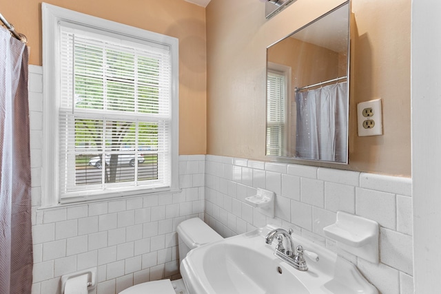 3541 Aurora Cir, Memphis, TN 38111 - bathroom featuring a wainscoted wall, a shower with curtain, and tile walls
