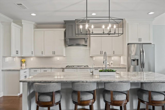 4741 Carousel Ln, Collierville, TN 38017 - kitchen featuring stainless steel appliances, white cabinets, a chandelier, a kitchen island with sink, and recessed lighting
