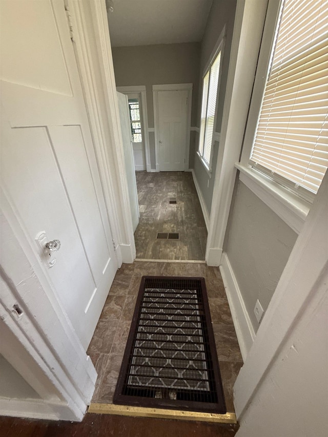 1053 Fleece Pl, Memphis, TN 38104 - hall featuring baseboards