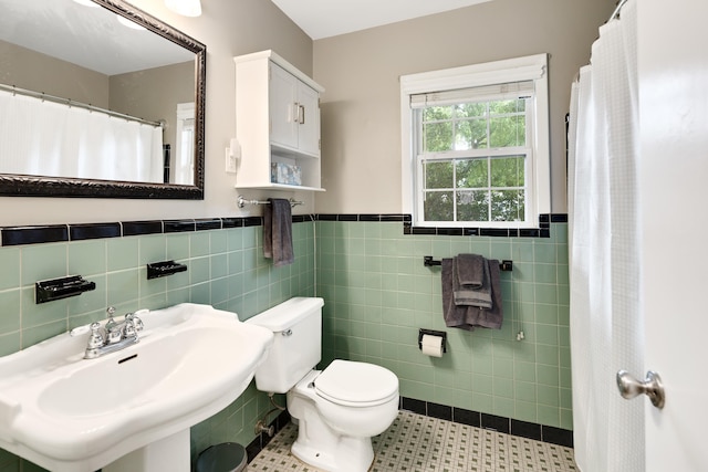 4152 Barfield Rd, Memphis, TN 38117 - full bath with wainscoting, tile walls, tile patterned floors, and curtained shower