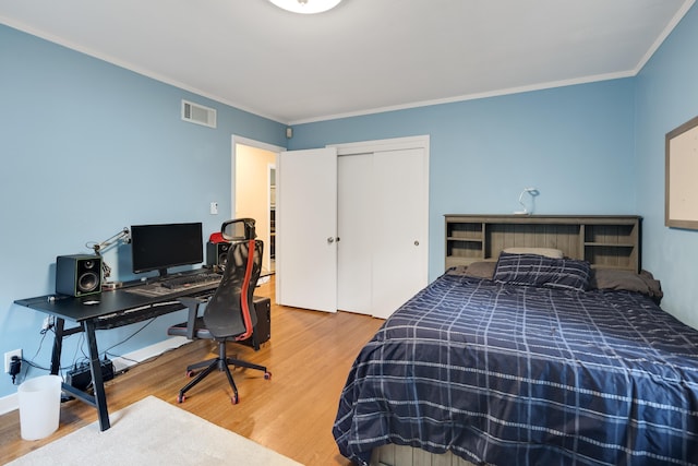 4152 Barfield Rd, Memphis, TN 38117 - bedroom featuring wood finished floors, ornamental molding, a closet, and an office area