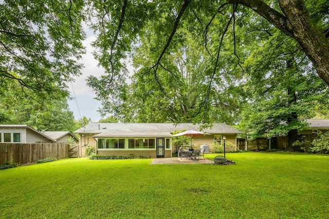 4152 Barfield Rd, Memphis, TN 38117 - back of property with a fenced backyard and a patio