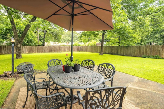 4152 Barfield Rd, Memphis, TN 38117 - fenced backyard with outdoor dining space and a patio area