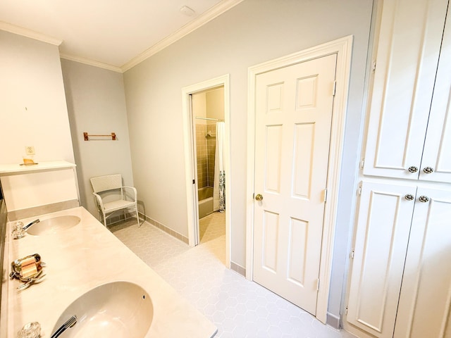 78 Pidgeon Dr, Memphis, TN 38117 - bathroom with curtained shower, double vanity, crown molding, and a bath
