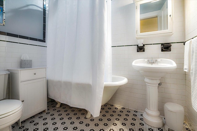 1785 Glenwood Pl, Memphis, TN 38104 - bathroom featuring tile walls, tile patterned flooring, and shower / tub combo with curtain